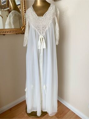 Hollywood Vassarette by Munsingwear Vintage Nightgown & Robe